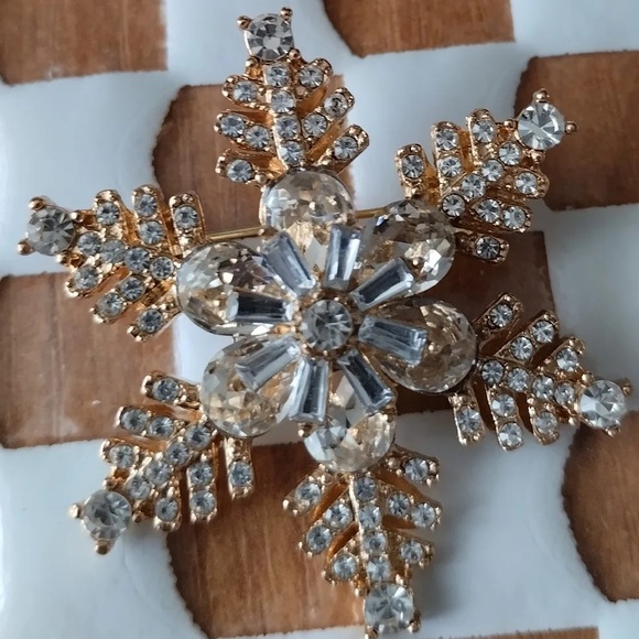 Snowflake brooch pin with crystals - Picture 3 of 3